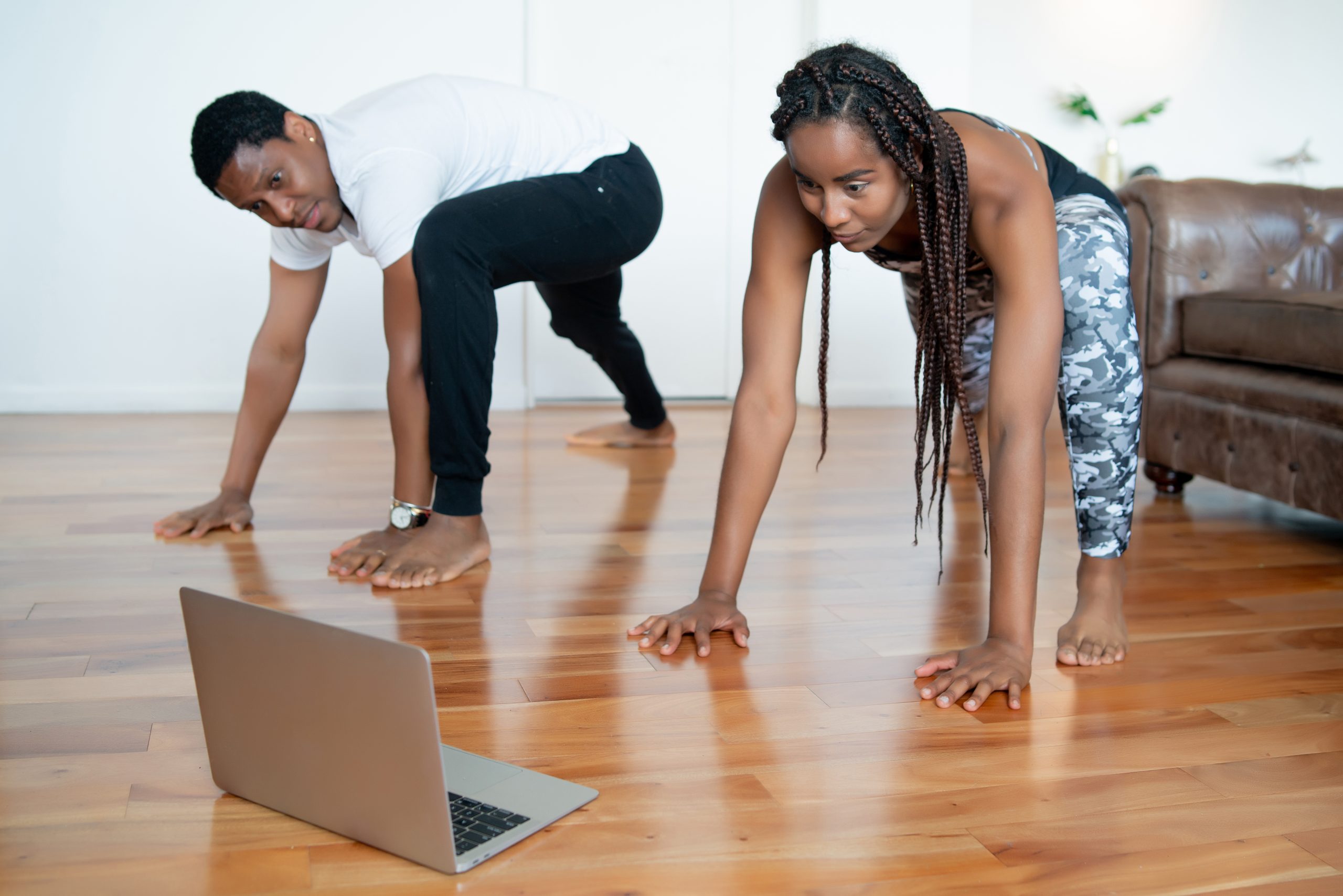 couple qui fait du sport à la maison