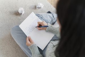 femme qui écrit une lettre