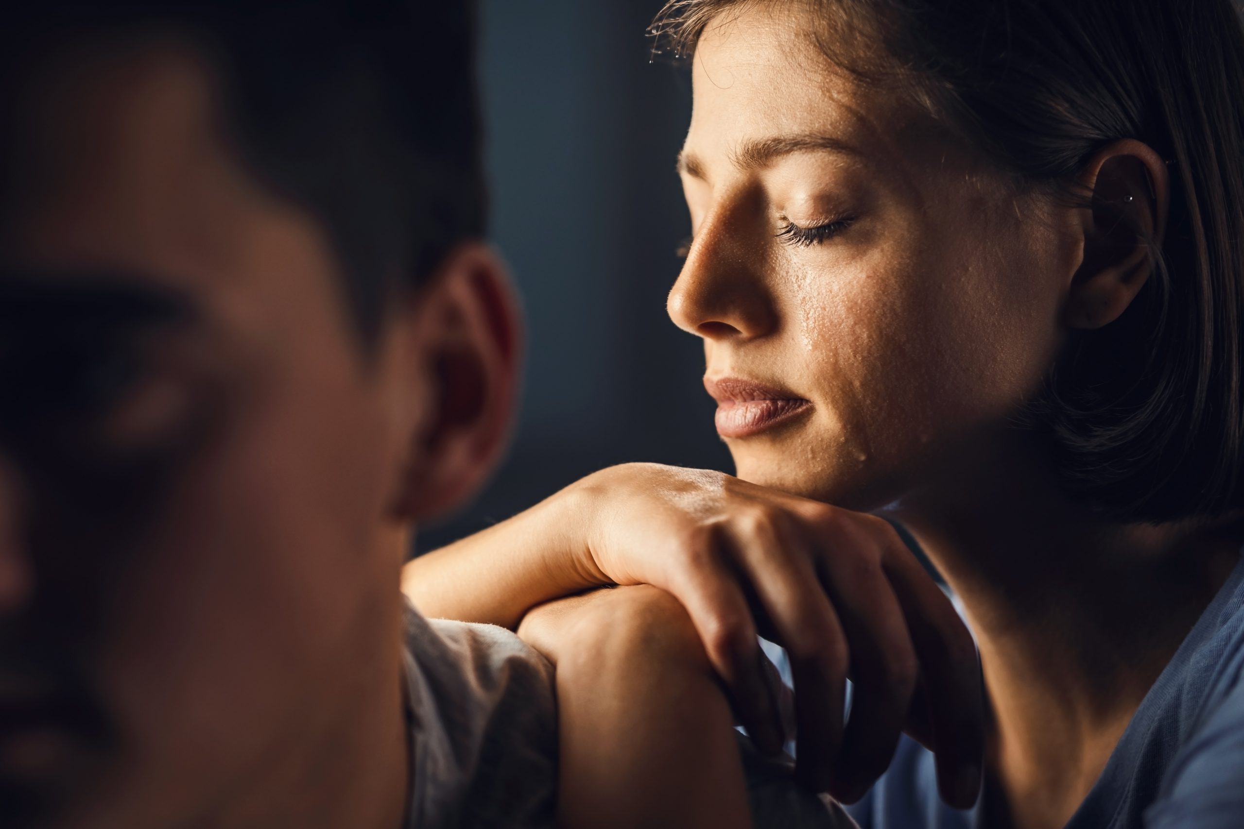 femme qui pleure contre son mari