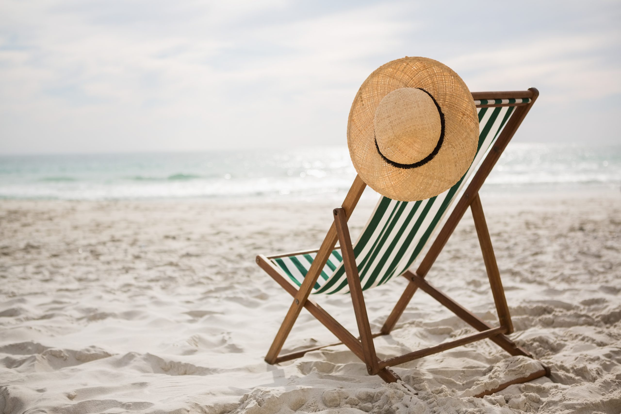 plage chaise longue chapeau