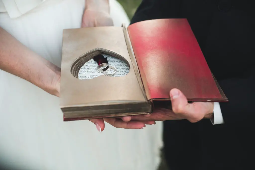 demande en mariage avec un livre