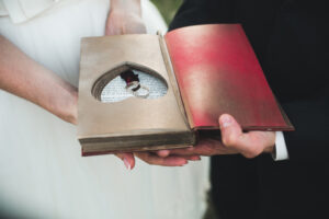 demande en mariage originale avec un livre