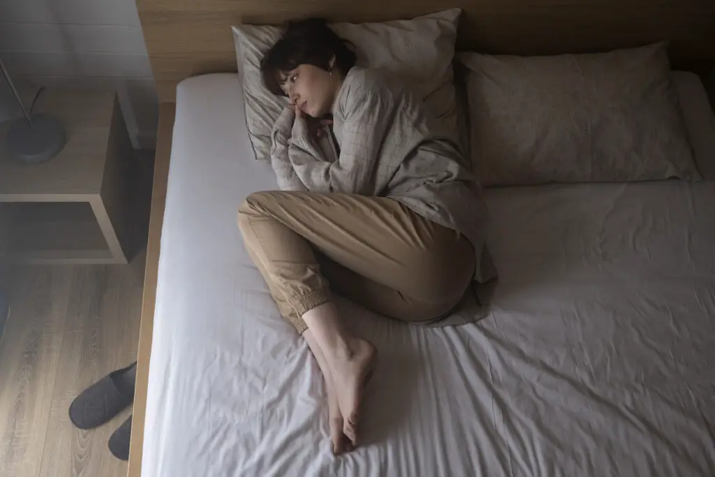 femme triste allongée dans lit