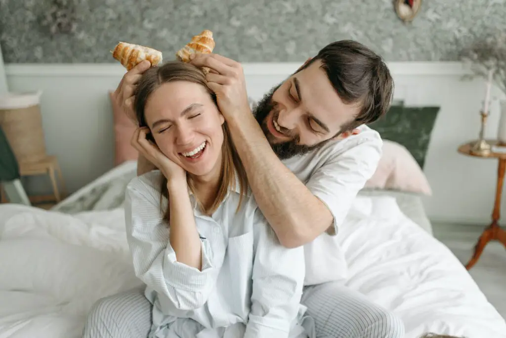 couple petit déjeuner au lit