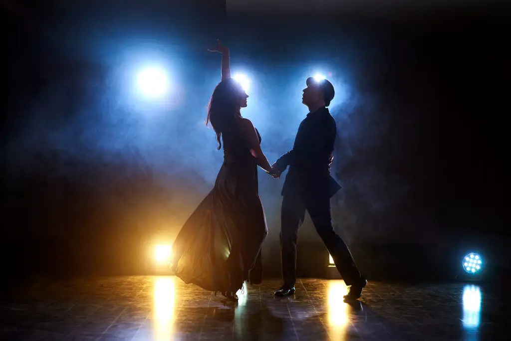 homme et femme qui dansent dans la nuit