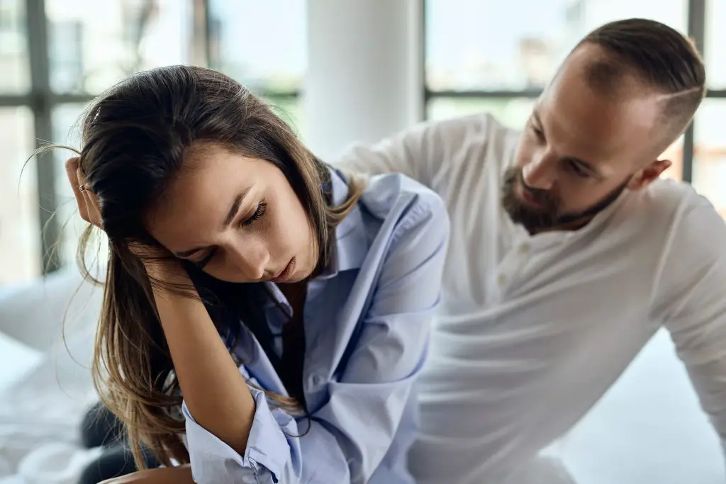 Jeune femme triste pensant aux difficultés relationnelles qu'elle rencontre avec son petit ami.