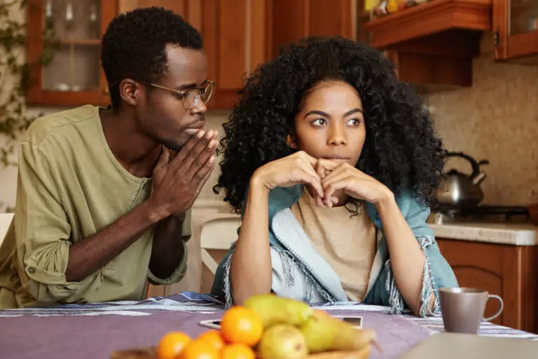 Un couple qui reste ensemble après une infidélité