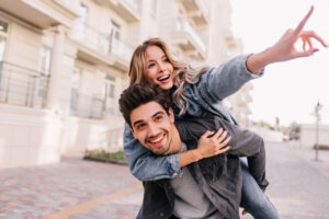 Un couple qui reste ensemble après une infidélité