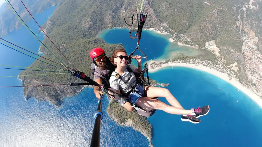 Demander un homme en mariage lors d'un saut en parachute