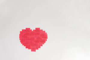 surprendre un homme avec un coeur de post-it