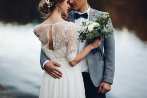 homme et femme qui se marient sur l'eau après que la femme a demander un homme en mariage