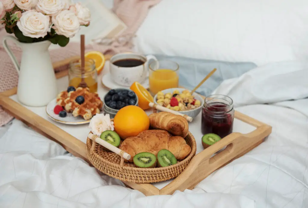 surprendre un homme avec le petit dejeuner au lit