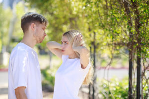 Homme qui essaye de se faire pardonner par sa copine