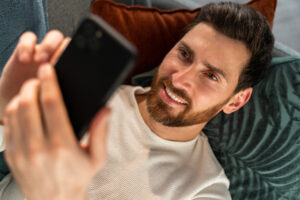 Homme qui réfléchit à comment aborder une fille par message