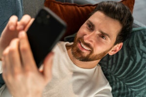 Comment aborder une fille par message ? 50 conseils et exemples