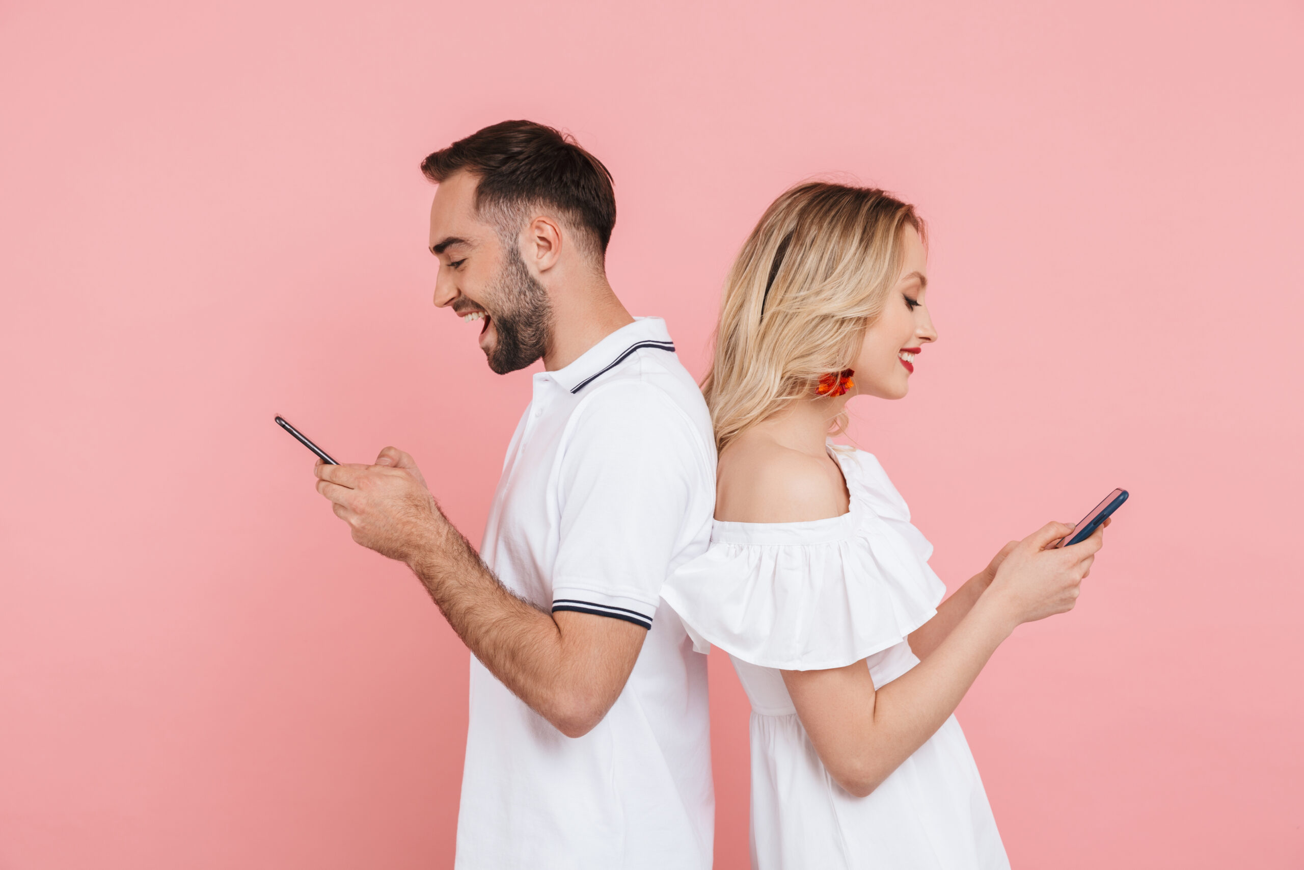 Couple qui se parle par message dans une relation à distance