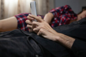 Homme en couple attiré par une autre femme : 17 signes alarmants