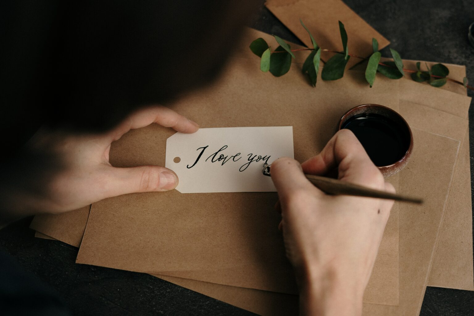 Pourquoi il me trompe, mais reste avec moi ? 10 explications