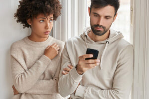 15 signes qu’il aime encore son ex et n’a pas fait son deuil