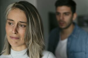Pourquoi un homme cache qu’il a une copine : le stashing