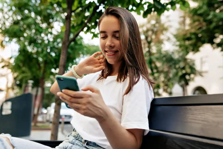 Femme qui réfléchit à quelle application de rencontre choisir