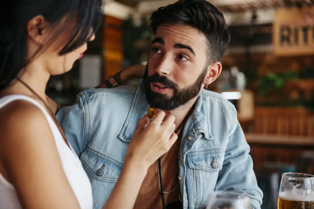 Femme qui drague un mec