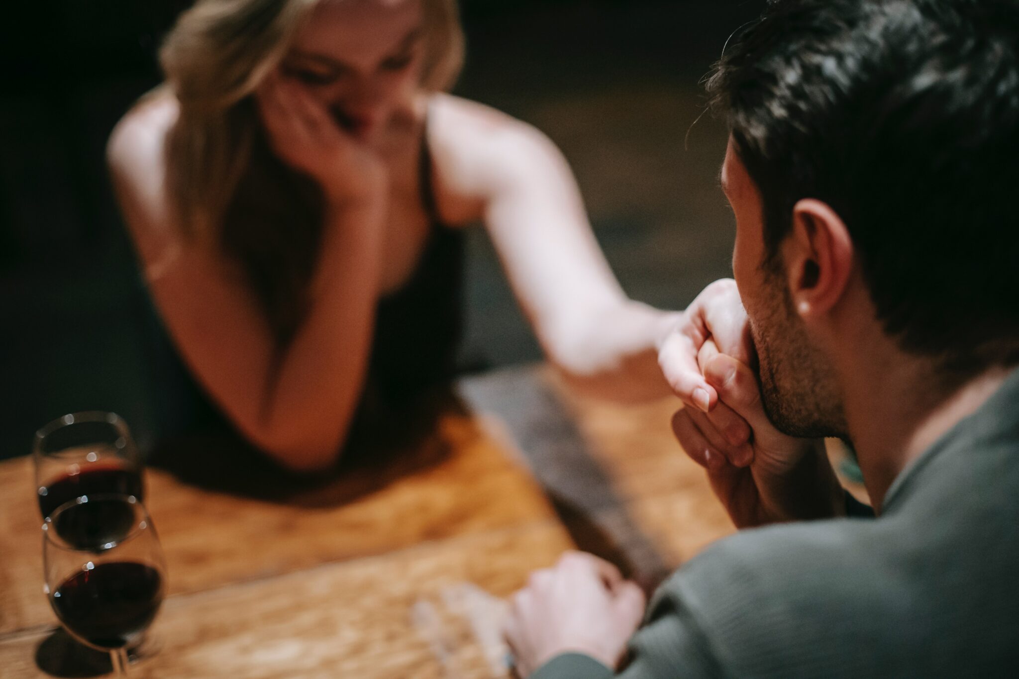 un homme amoureux regarde-t-il les autres femmes ?