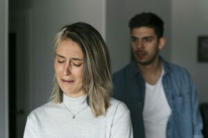 Comportement d’un homme qui n’aime plus sa femme : les 15 signes