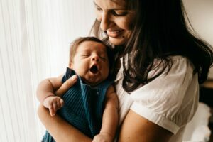 25 idées de cadeaux pour une jeune maman qui la toucheront