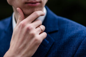 Choisir une alliance pour homme : Guide ultime pour trouver la bague parfaite