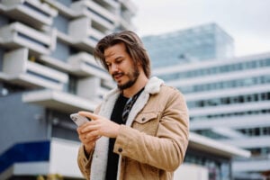 Comment surprendre un homme par messages : Les SMS qu’il vous faut