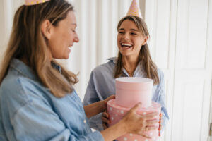 Joyeux anniversaire cousine : 50 messages touchants à lui envoyer