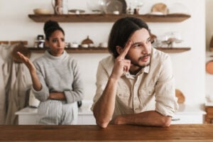 Les Disputes Typiques de Chaque Phase de la Relation et Comment les Résoudre