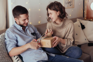La signification des cadeaux : comprendre l’amour à travers les présents
