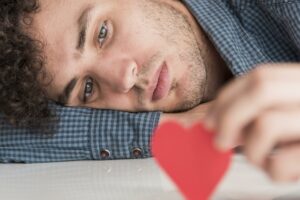 homme amoureux qui est en manque de sa femme