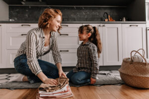 maman stricte rangement plier linge avec fille