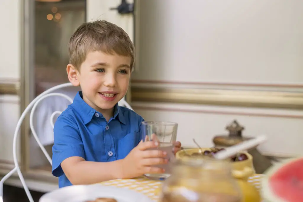 enfant qui se tient bien à table