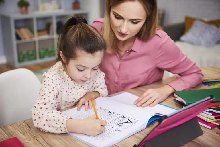 maman stricte devoirs enfant